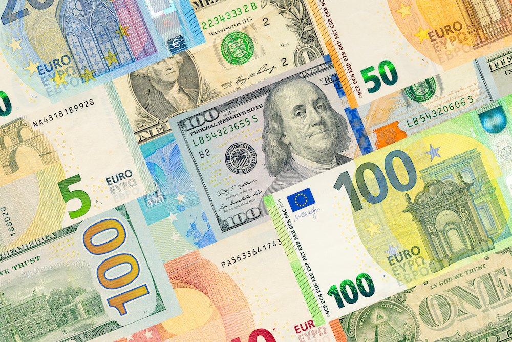 How and when to exchange US dollars for euros safely and conveniently